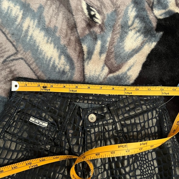 R.V.T serve piping hot, deep navy blue jeans - Picture 4 of 7